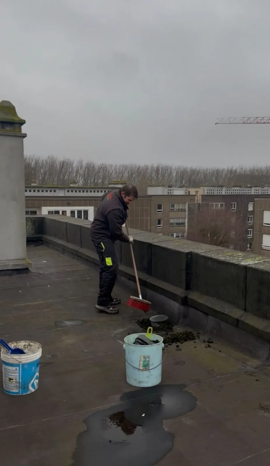 Agent nettoyant l'évacuation d'une toiture-terrasse
